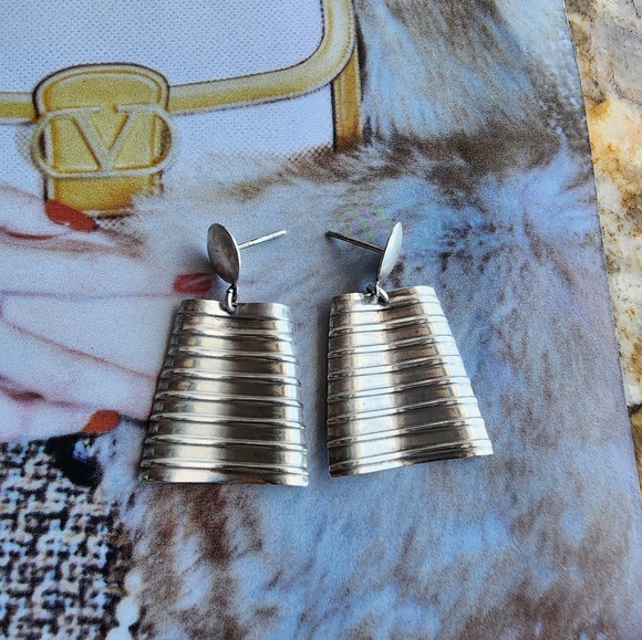 Chic Silver Ribbed Earrings - Picture 6 of 6